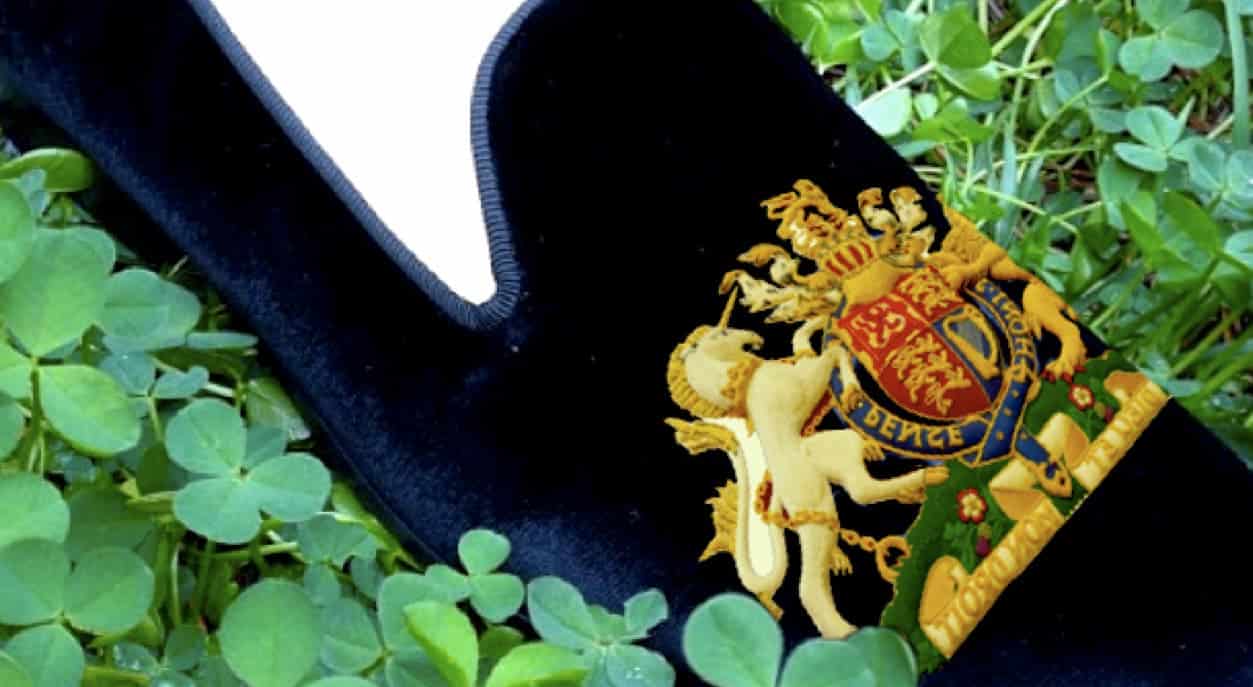 Logo van de studentenvereniging geborduurd op een paar slippers