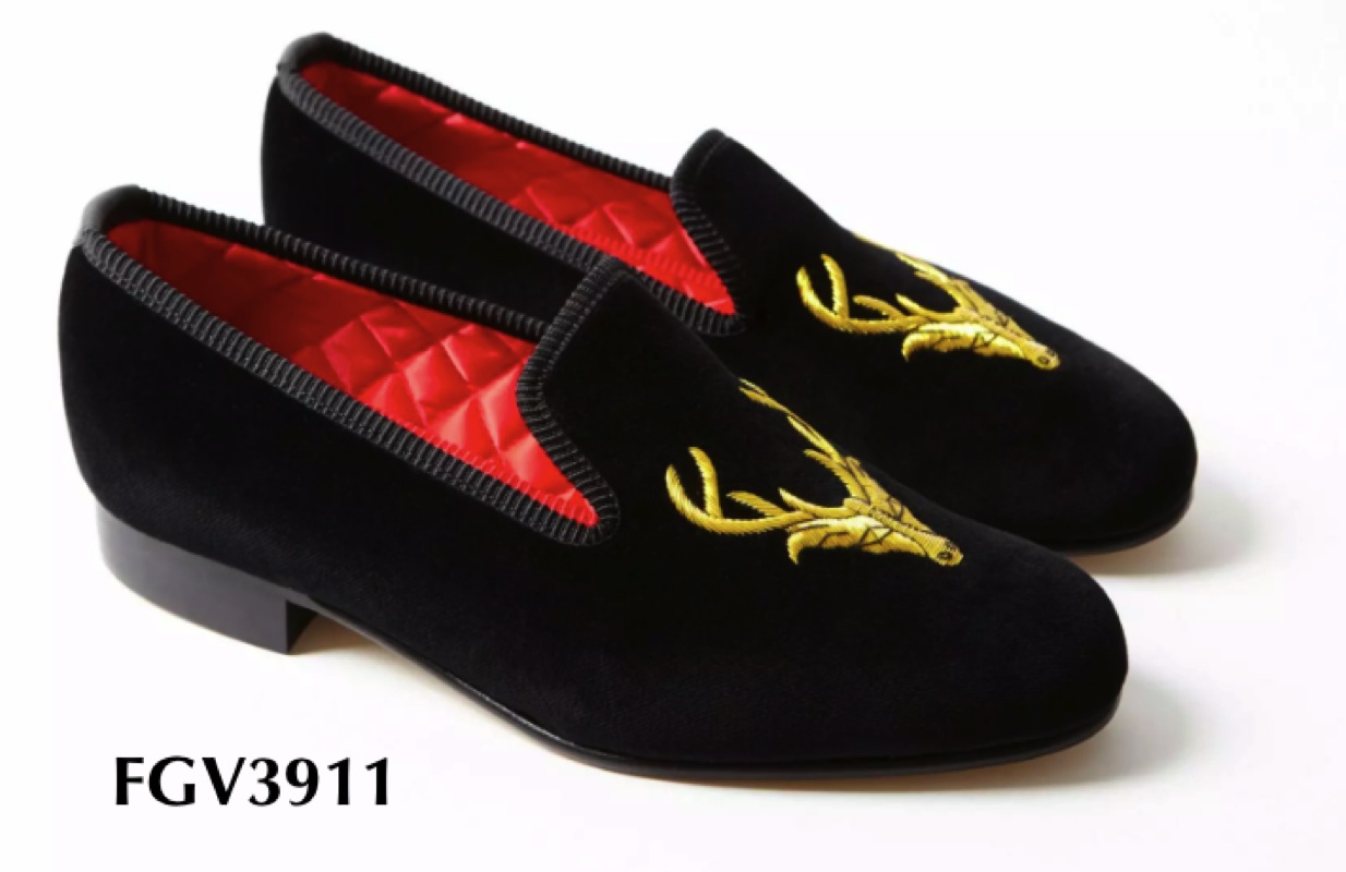 Handgemaakte gouden damesloafers van fluweel met hertenkopmotief